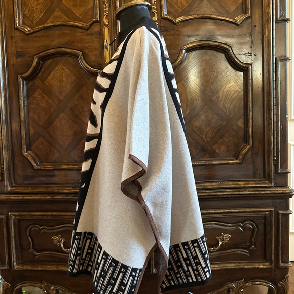 Chico’s Animal Print Cape - Picture 4 of 6